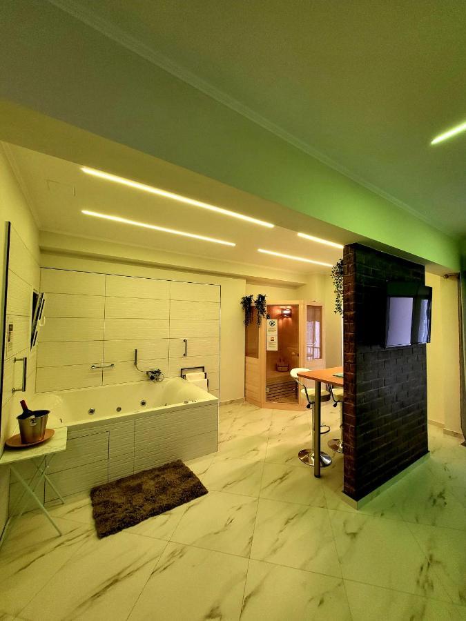 Romantic Deluxe Svite Wise Jacuzzi And Sauna Athens Exterior photo