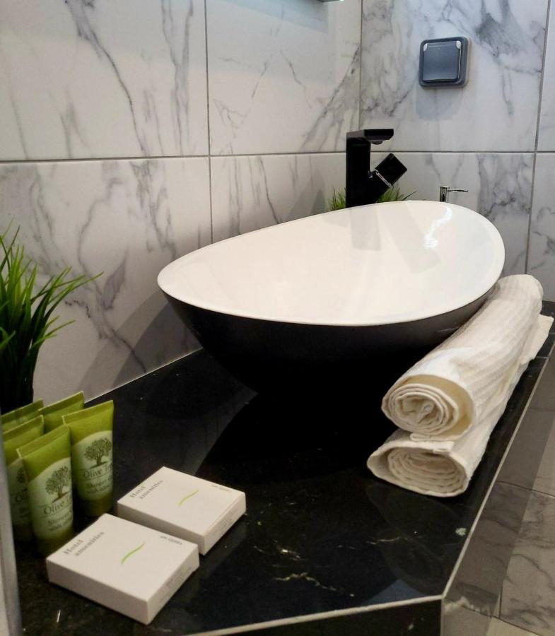 Romantic Deluxe Svite Wise Jacuzzi And Sauna Athens Exterior photo