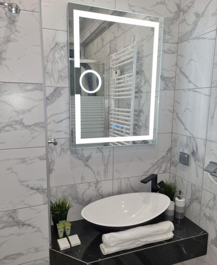Romantic Deluxe Svite Wise Jacuzzi And Sauna Athens Exterior photo
